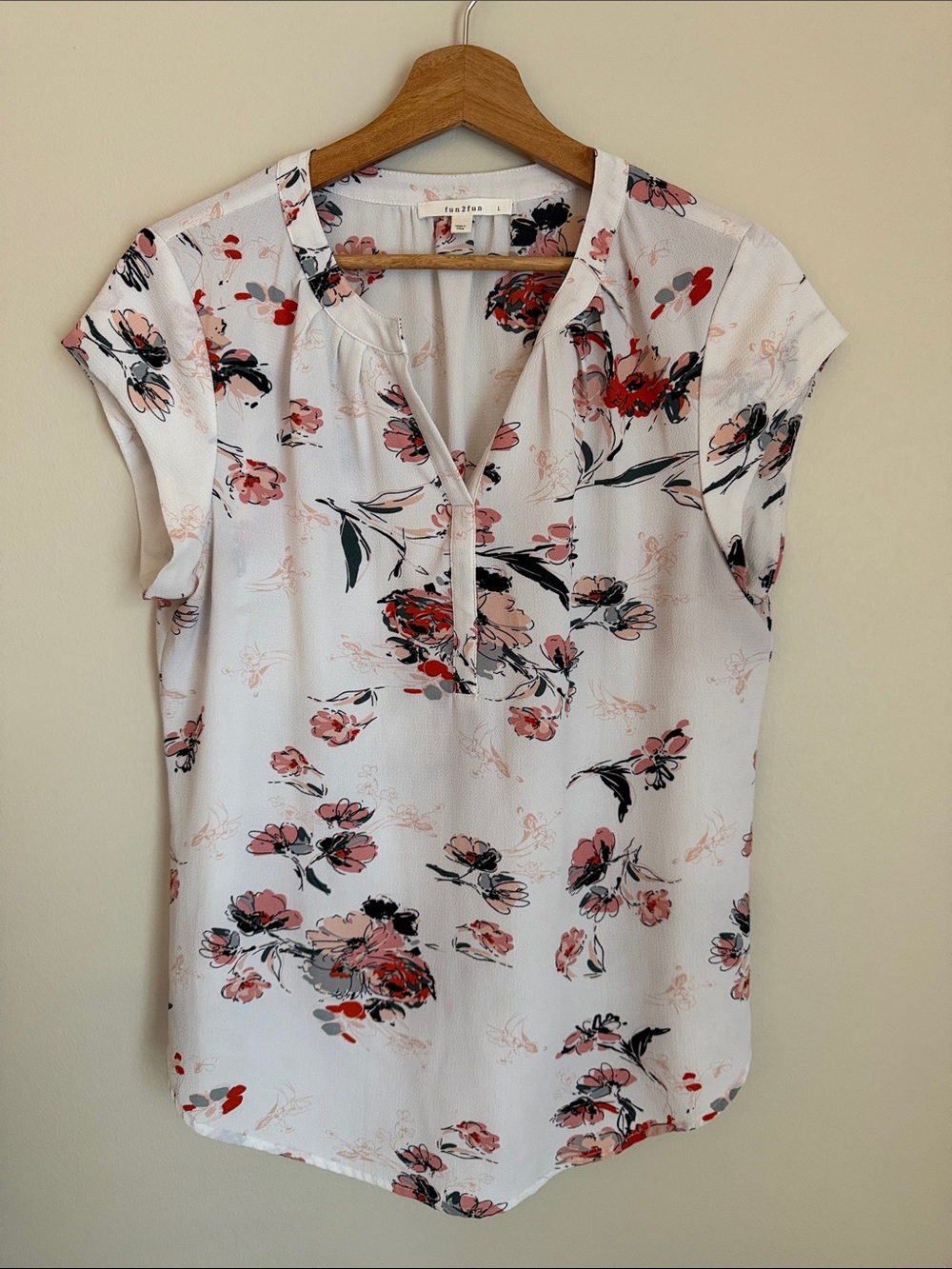 Rue21 White Floral V-Neck Cap Sleeve Blouse